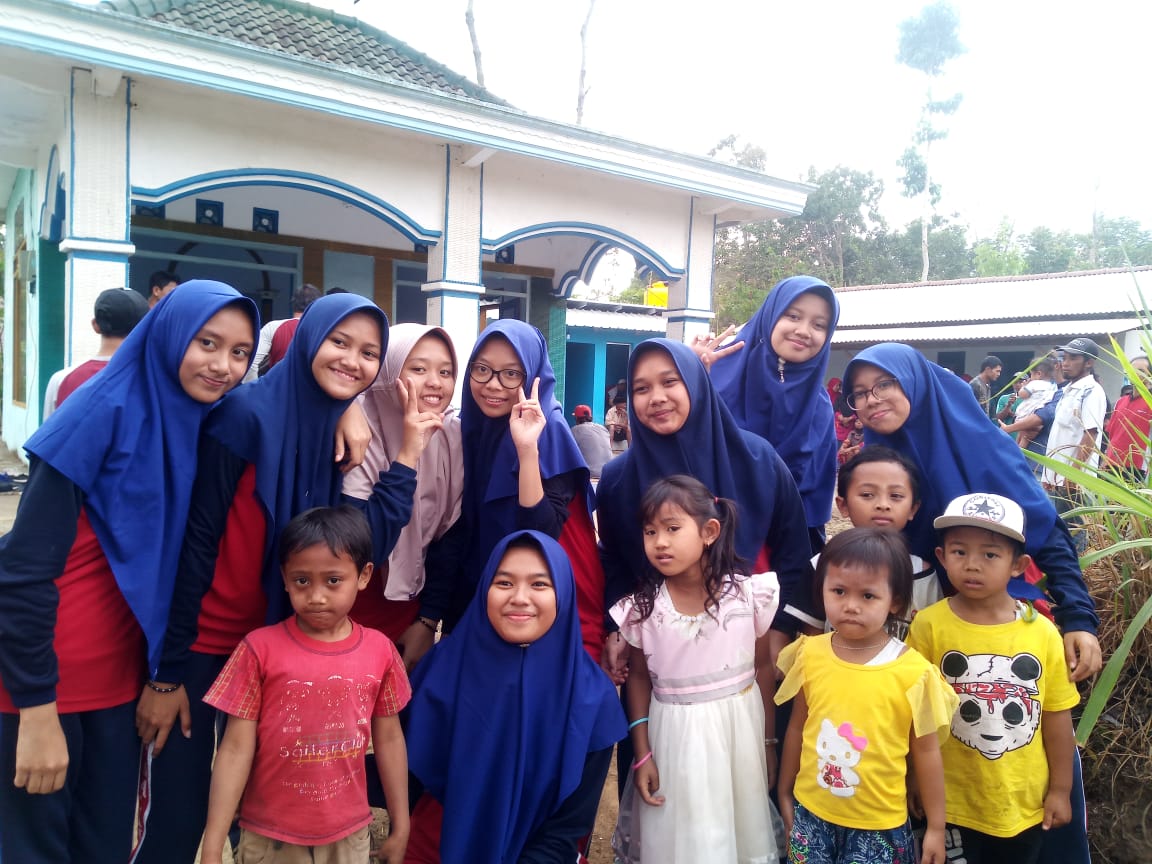 MTsN 1 Kota Malang Adakan Bakti Sosial di Desa Dawuhan Poncokusumo