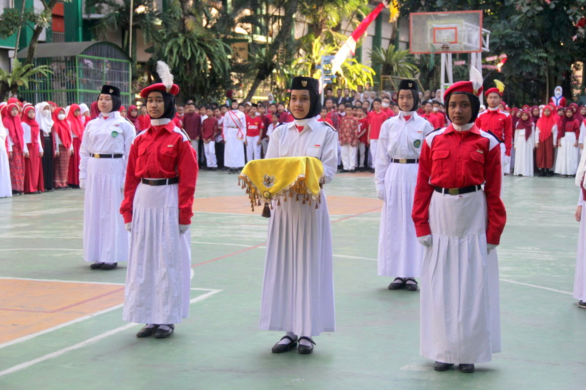 Nuansa Merah Putih dan Adat Nusantara dalam Upacara Kemerdekaan RI di MTsN 1 Kota Malang