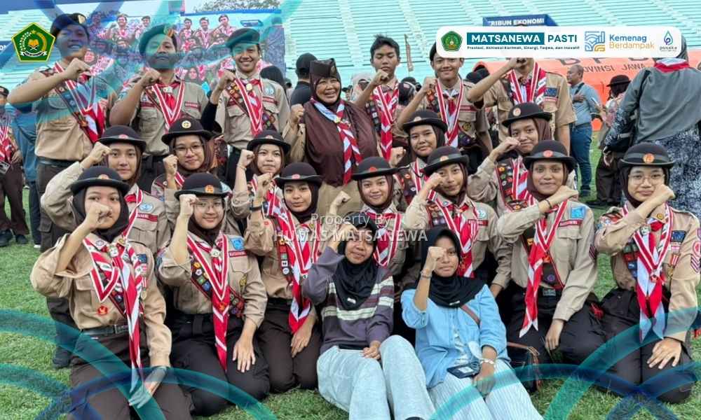 Banggakan Madrasah, Kontingen MTsN 1 Kota Malang Terima Penyematan Medali Pramuka Garuda 2026